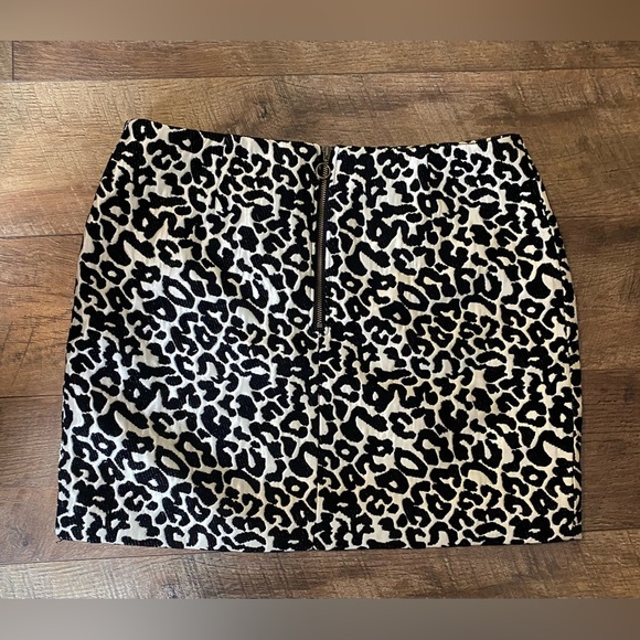 Kendall & Kylie Leopard/Cheetah Print Mini Skirt Size Medium - Picture 5 of 6